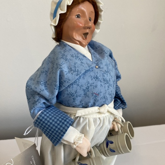 Byers' Choice Tavern Woman with Mugs - 2004 - Picture 12 of 13